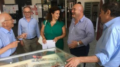 Ettore Fiorini, Giuseppe Gorini, Giovanna Iannantuoni, Marco Paganoni e Daniele Pedrini all'ingresso del Dipartimento di Fisica