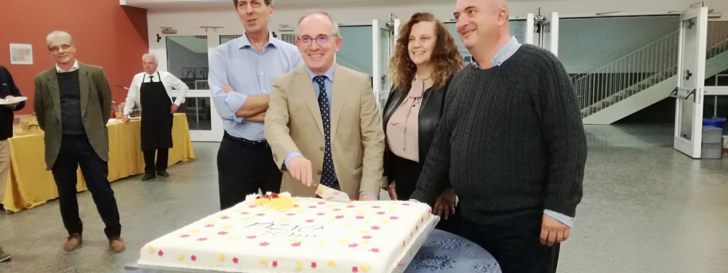 Il taglio della torta per i 20 anni del Dipartimento di Fisica: la Rettrice, il Direttore e alcuni ex Direttori di Dipartimento