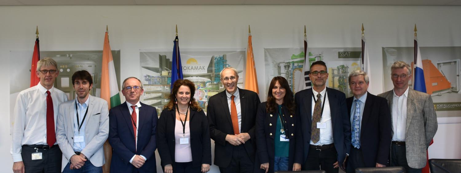 Foto di gruppo in occasione della firma dell'accordo