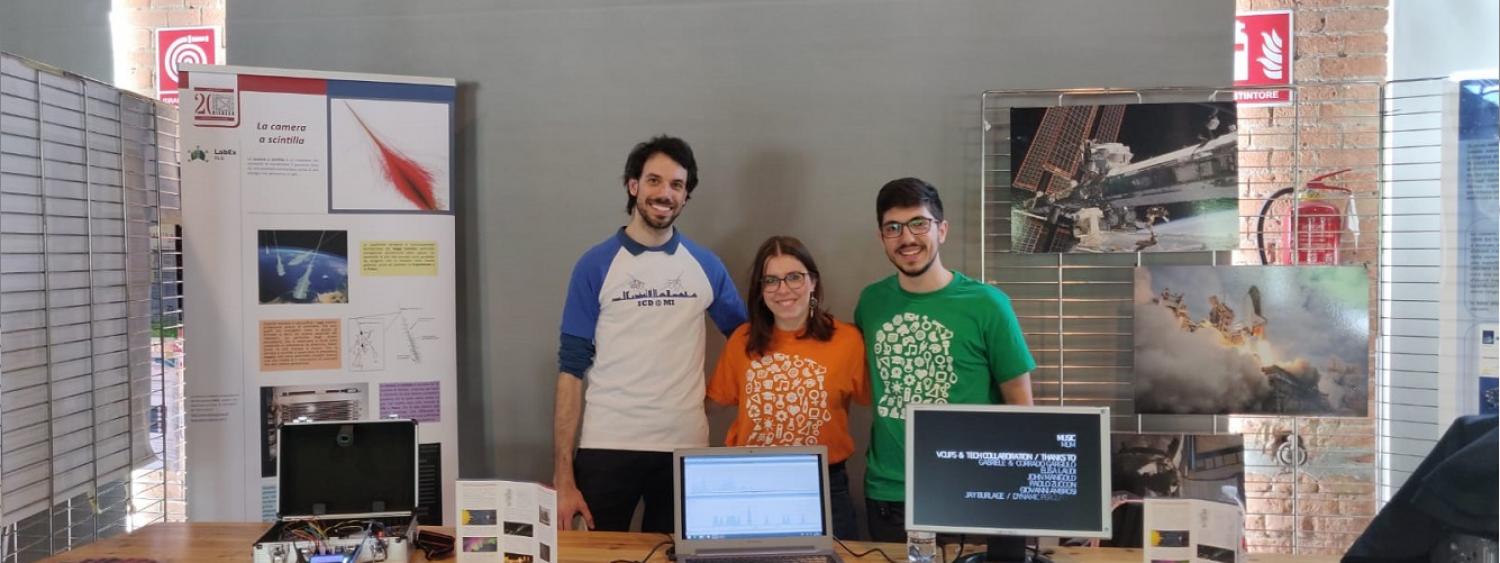 Lo stand del Dipartimento di Fisica all'evento "Il Racconto dell'Universo"