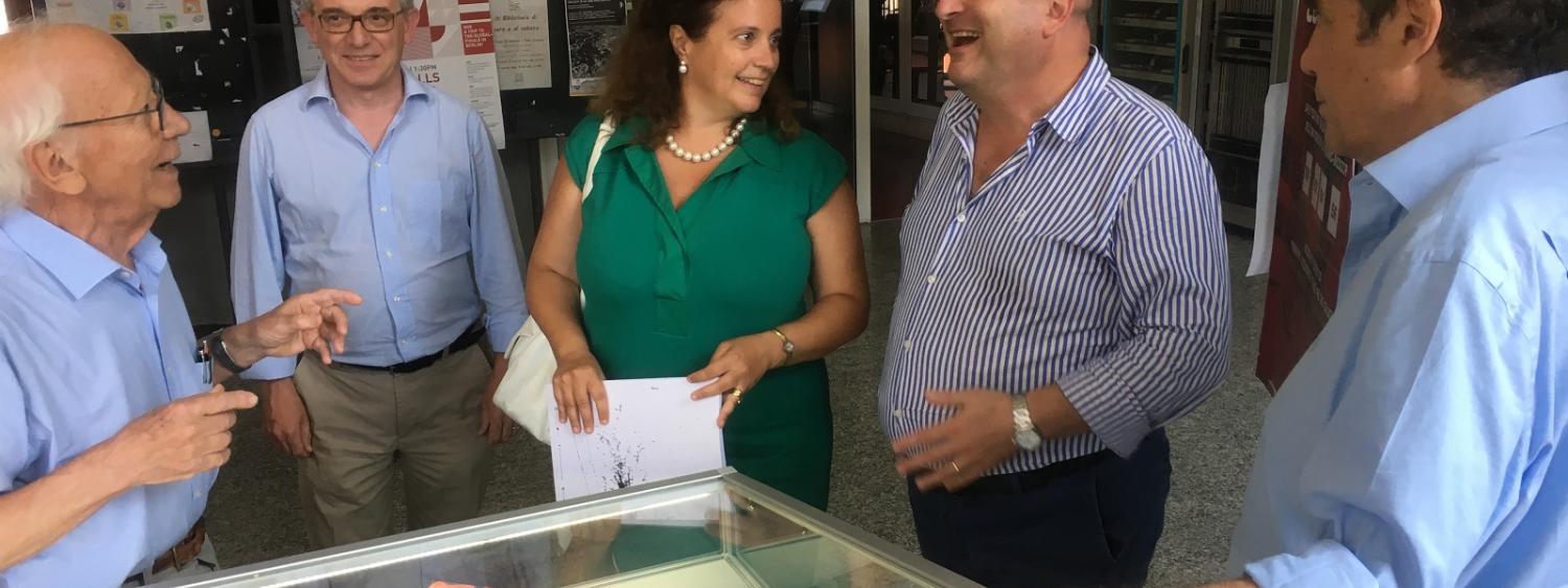 Ettore Fiorini, Giuseppe Gorini, Giovanna Iannantuoni, Marco Paganoni e Daniele Pedrini all'ingresso del Dipartimento di Fisica