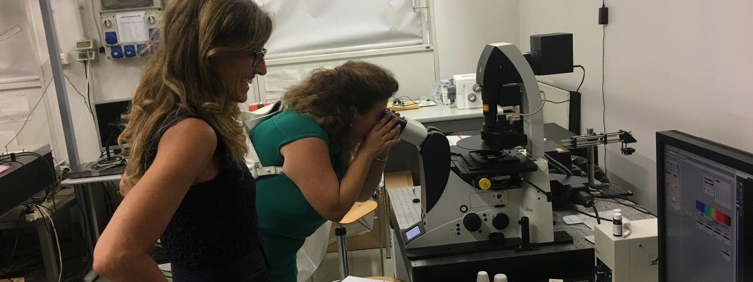 Maddalena Collini e Giovanna Iannantuoni nel laboratorio di biofisica