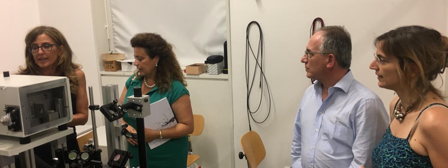 Maddalena Collini, Giovanna Iannantuoni, Giuseppe Gorini e Laura D'Alfonso nel laboratorio di biofisica