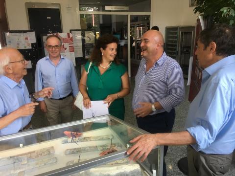 Ettore Fiorini, Giuseppe Gorini, Giovanna Iannantuoni, Marco Paganoni e Daniele Pedrini all'ingresso del Dipartimento di Fisica Ettore Fiorini, Giuseppe Gorini, Giovanna Iannantuoni, Marco Paganoni e Daniele Pedrini all'ingresso del Dipartimento di Fisica